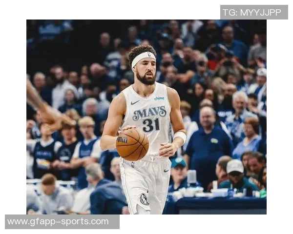 克莱首次替补出战独行侠生涯79场比赛前经历勇士替补生涯转折 克莱首次替补出战独行侠生涯79场比赛前经历勇士替补生涯转折