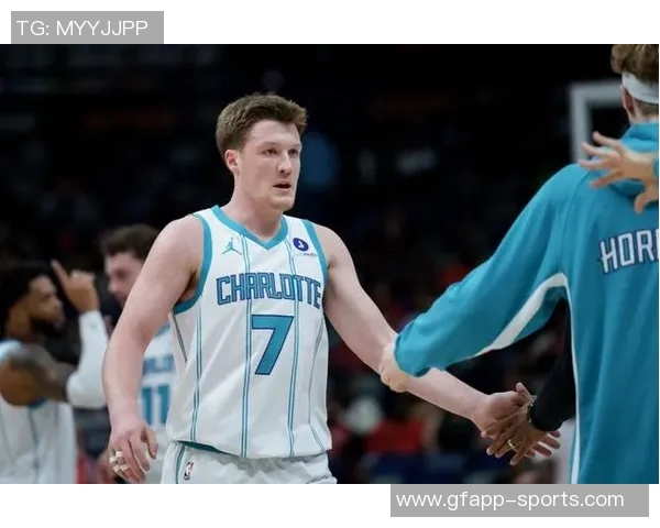 黄蜂主帅称三球为球队核心支柱表达他希望继续留在夏洛特的决心 黄蜂主帅称三球为球队核心支柱表达他希望继续留在夏洛特的决心